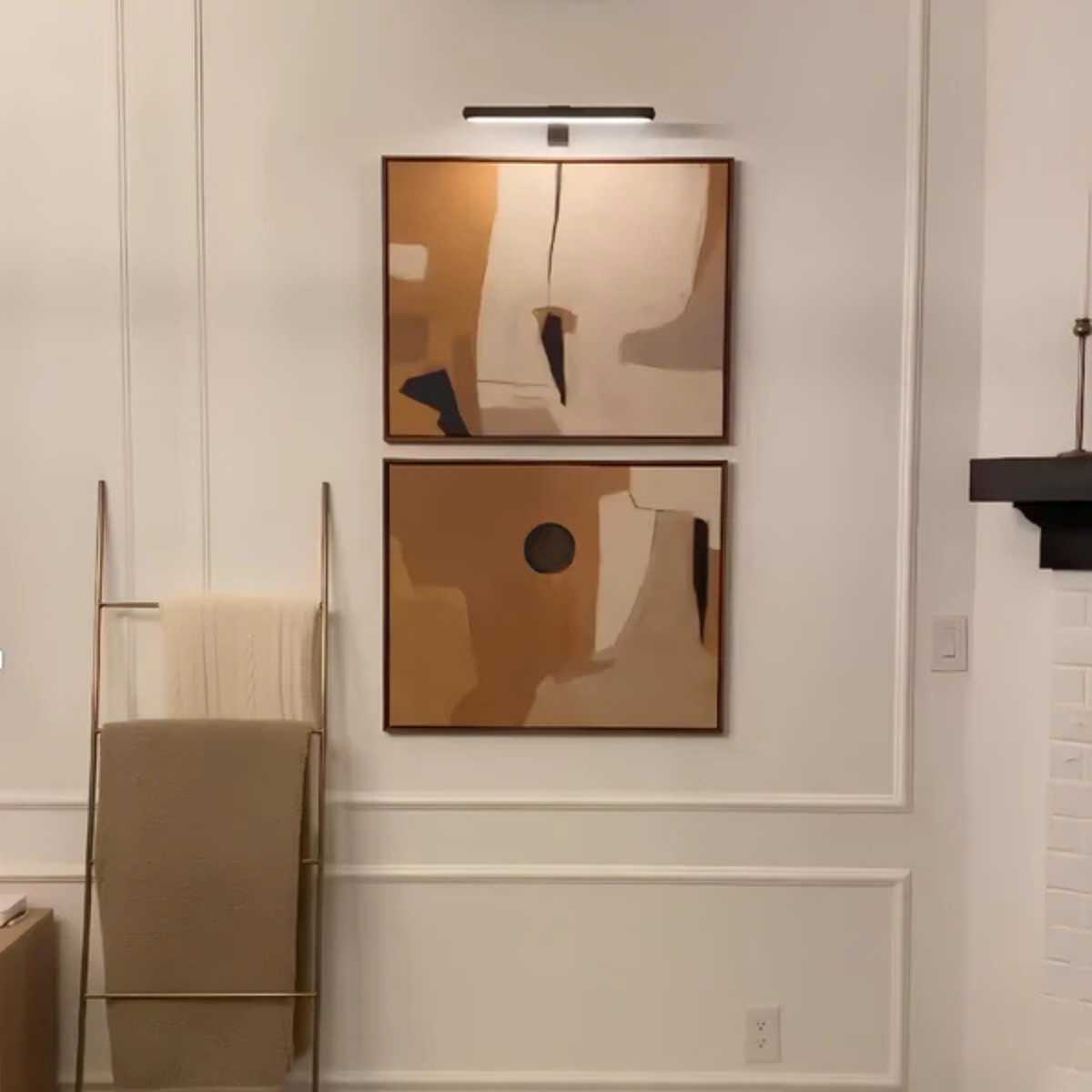 Elegant Wireless Wall Art Display Light with Adjustable Illumination for Stunning Artwork Presentation