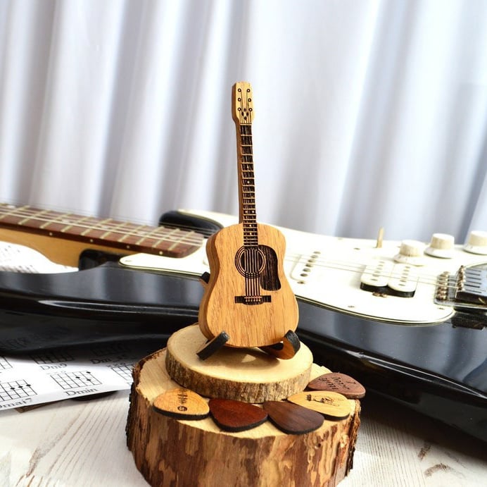 Elegant Wooden Guitar Pick Case with Stand & Engraved Design for Personalized Gifting