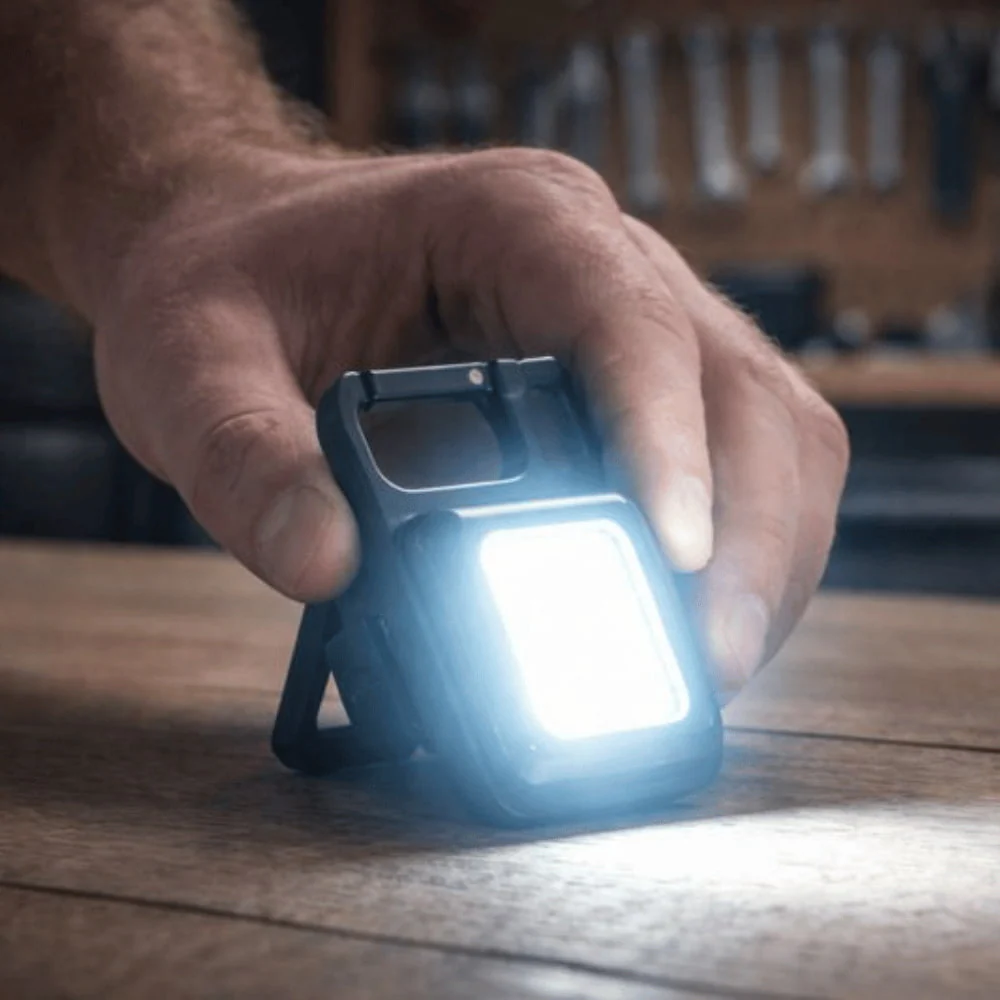 Linterna LED de bolsillo compacta con llavero