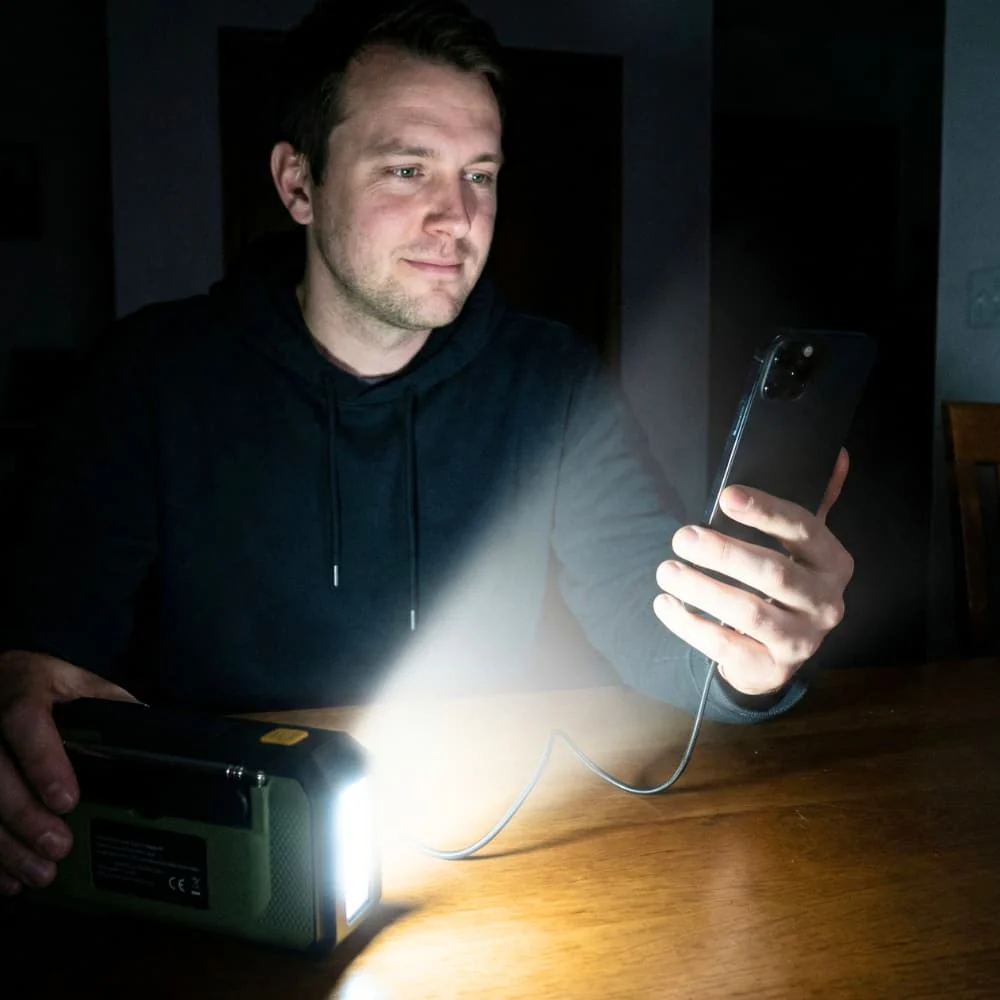 Radio de emergencia portátil con linterna, alimentada por energía solar