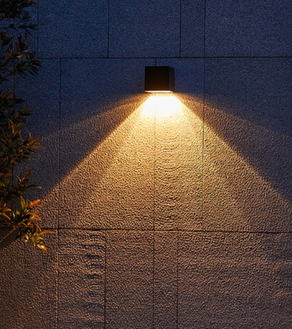 Ortekor GlowBeam | Lámpara solar de pared para exteriores con sensor inteligente | Diseño resistente a la intemperie para un ambiente ecológico