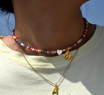 Collar de cuentas de colores con inicial y dije de corazón – Joyería con dije de letra personalizada para mujeres y niñas