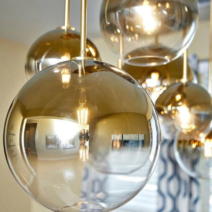 Elegante lámpara colgante de latón con pantalla de cristal