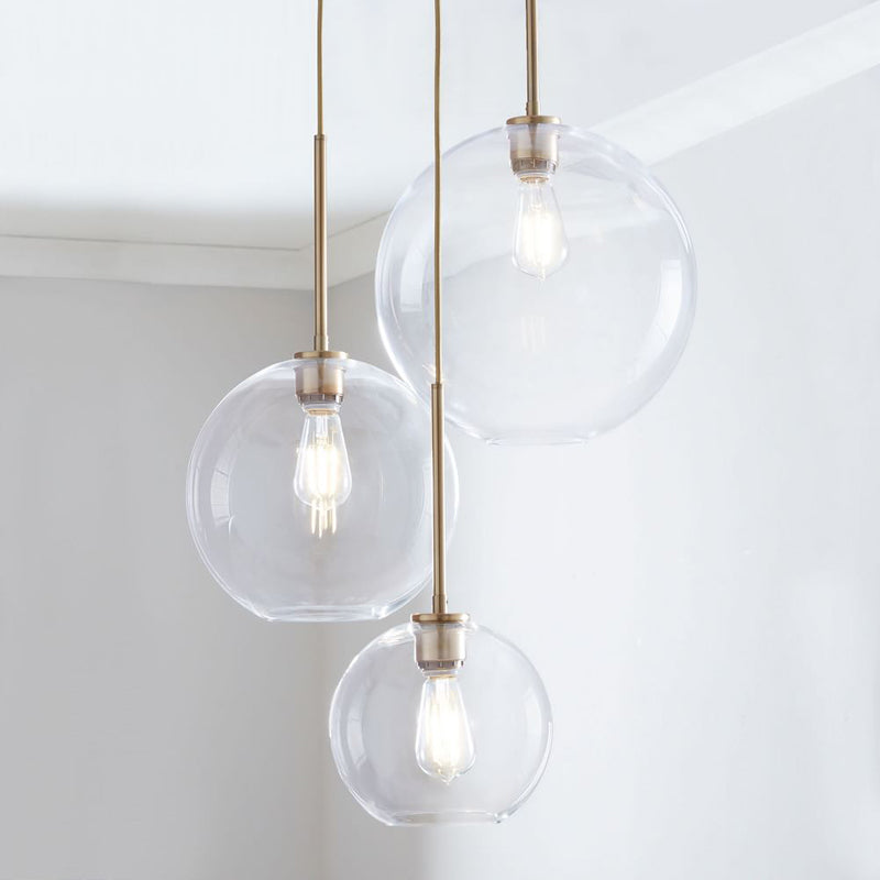 Elegante lámpara colgante de latón con pantalla de cristal