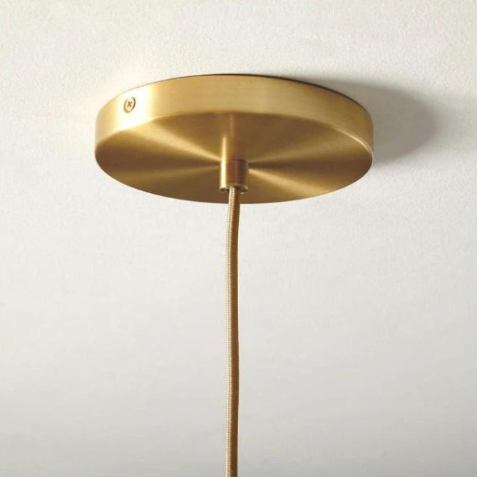 Elegante lámpara colgante de latón con pantalla de cristal
