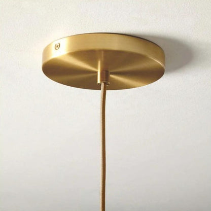 Elegante lámpara colgante de latón con pantalla de cristal
