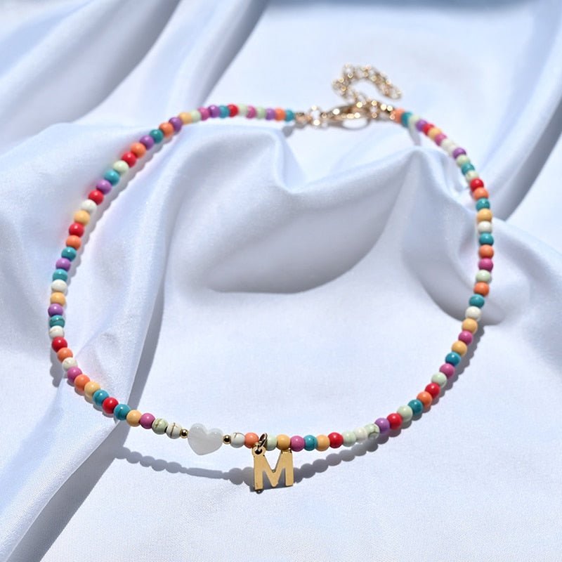 Collar de cuentas de colores con inicial y dije de corazón – Joyería con dije de letra personalizada para mujeres y niñas