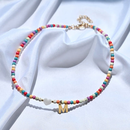 Collar de cuentas de colores con inicial y dije de corazón – Joyería con dije de letra personalizada para mujeres y niñas