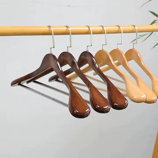 Perchas de madera (paquete de 10), diseño de hombros anchos, antideslizantes, acabado brillante, para organización de armarios, almacenamiento de abrigos y chaquetas, resistentes y de calidad superior