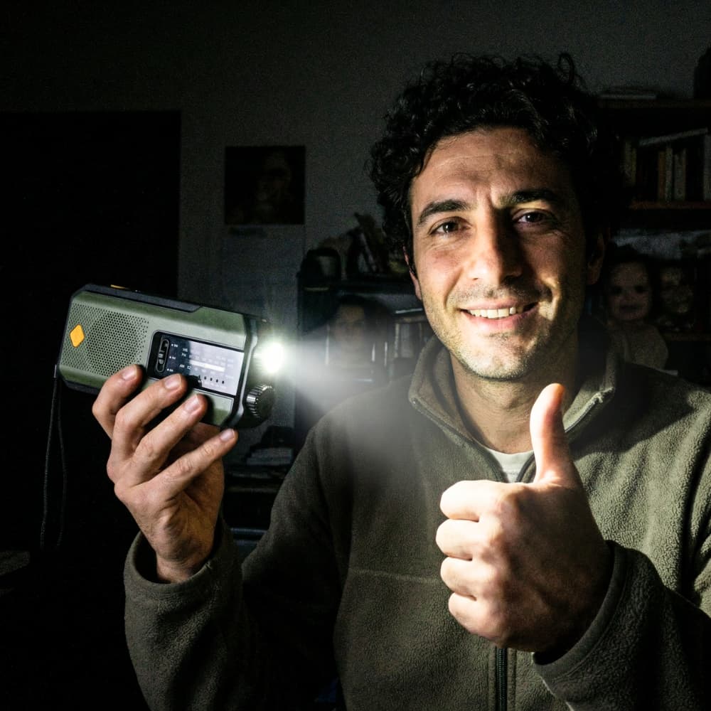 Radio de emergencia portátil con linterna, alimentada por energía solar