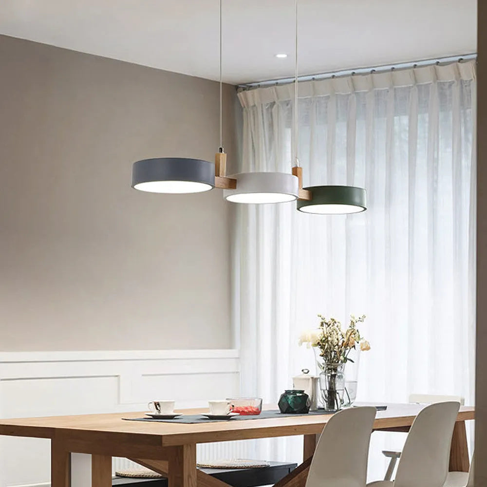 Lámpara de techo de triple pantalla para isla de cocina y comedor: luminaria de 30 pulgadas de materiales mixtos con cables ajustables y diseño de bajo perfil para