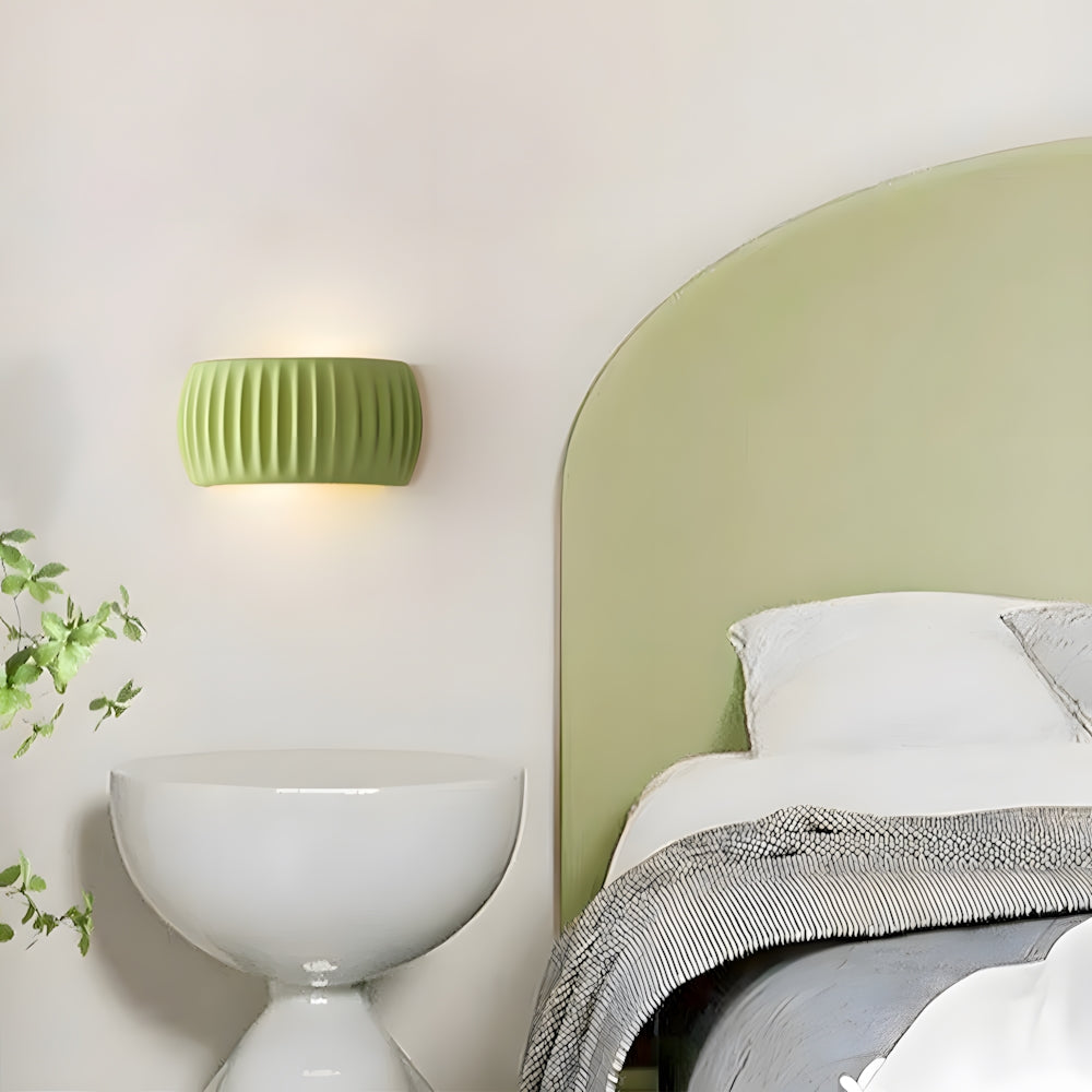 Aplique de pared para dormitorios y pasillos: lámpara decorativa de resina de 9.4 pulgadas en color crema suave, casquillo cableado para interiores modernos, ahorra espacio