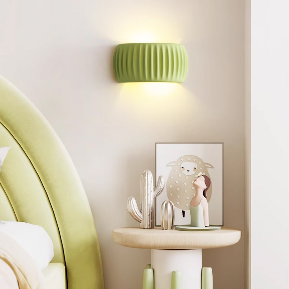 Aplique de pared para dormitorios y pasillos: lámpara decorativa de resina de 9.4 pulgadas en color crema suave, casquillo cableado para interiores modernos, ahorra espacio