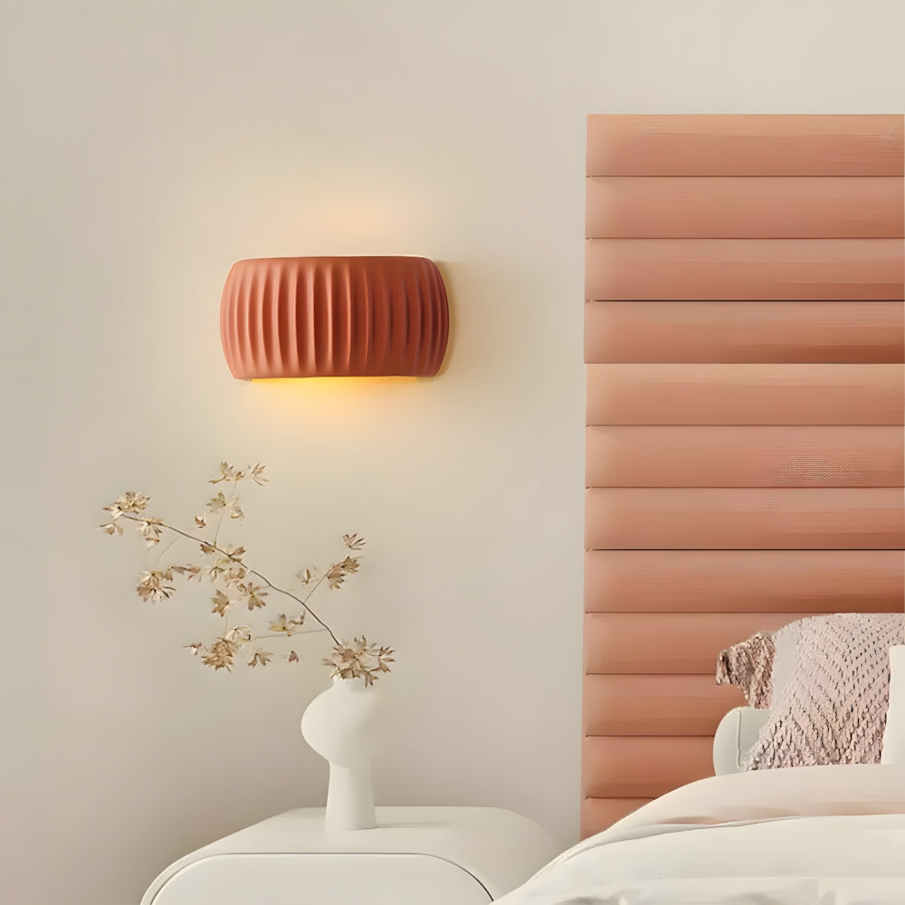 Aplique de pared para dormitorios y pasillos: lámpara decorativa de resina de 9.4 pulgadas en color crema suave, casquillo cableado para interiores modernos, ahorra espacio