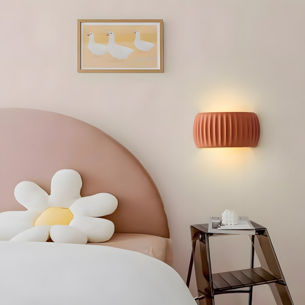 Aplique de pared para dormitorios y pasillos: lámpara decorativa de resina de 9.4 pulgadas en color crema suave, casquillo cableado para interiores modernos, ahorra espacio