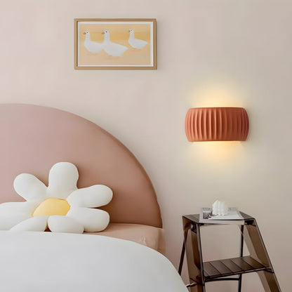 Aplique de pared para dormitorios y pasillos: lámpara decorativa de resina de 9.4 pulgadas en color crema suave, casquillo cableado para interiores modernos, ahorra espacio