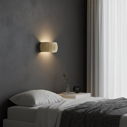 Aplique de pared para dormitorios y pasillos: lámpara decorativa de resina de 9.4 pulgadas en color crema suave, casquillo cableado para interiores modernos, ahorra espacio