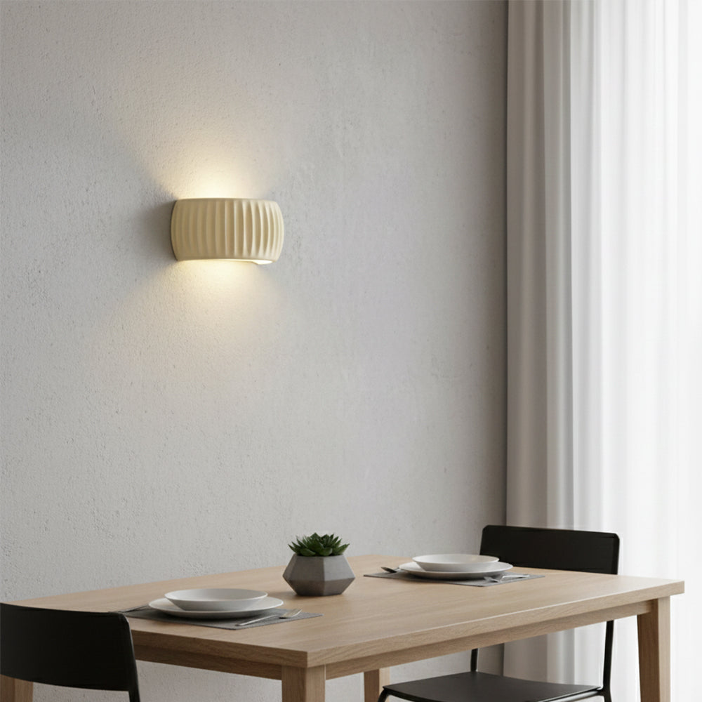 Aplique de pared para dormitorios y pasillos: lámpara decorativa de resina de 9.4 pulgadas en color crema suave, casquillo cableado para interiores modernos, ahorra espacio