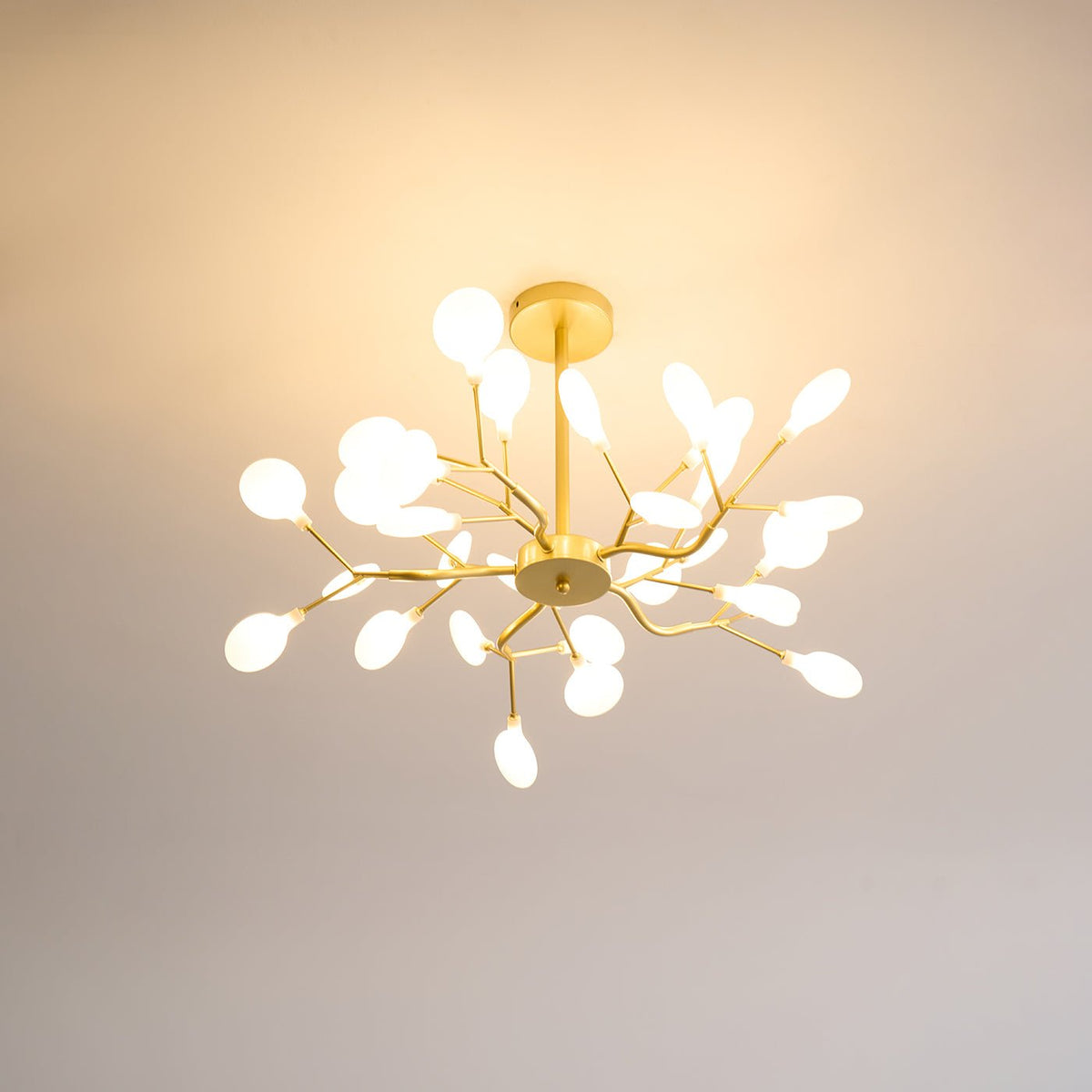 Lámpara de araña LED ramificada, dorada y acrílica, moderna lámpara de techo con varios brazos para comedor, sala de estar, dormitorio, iluminación ajustable