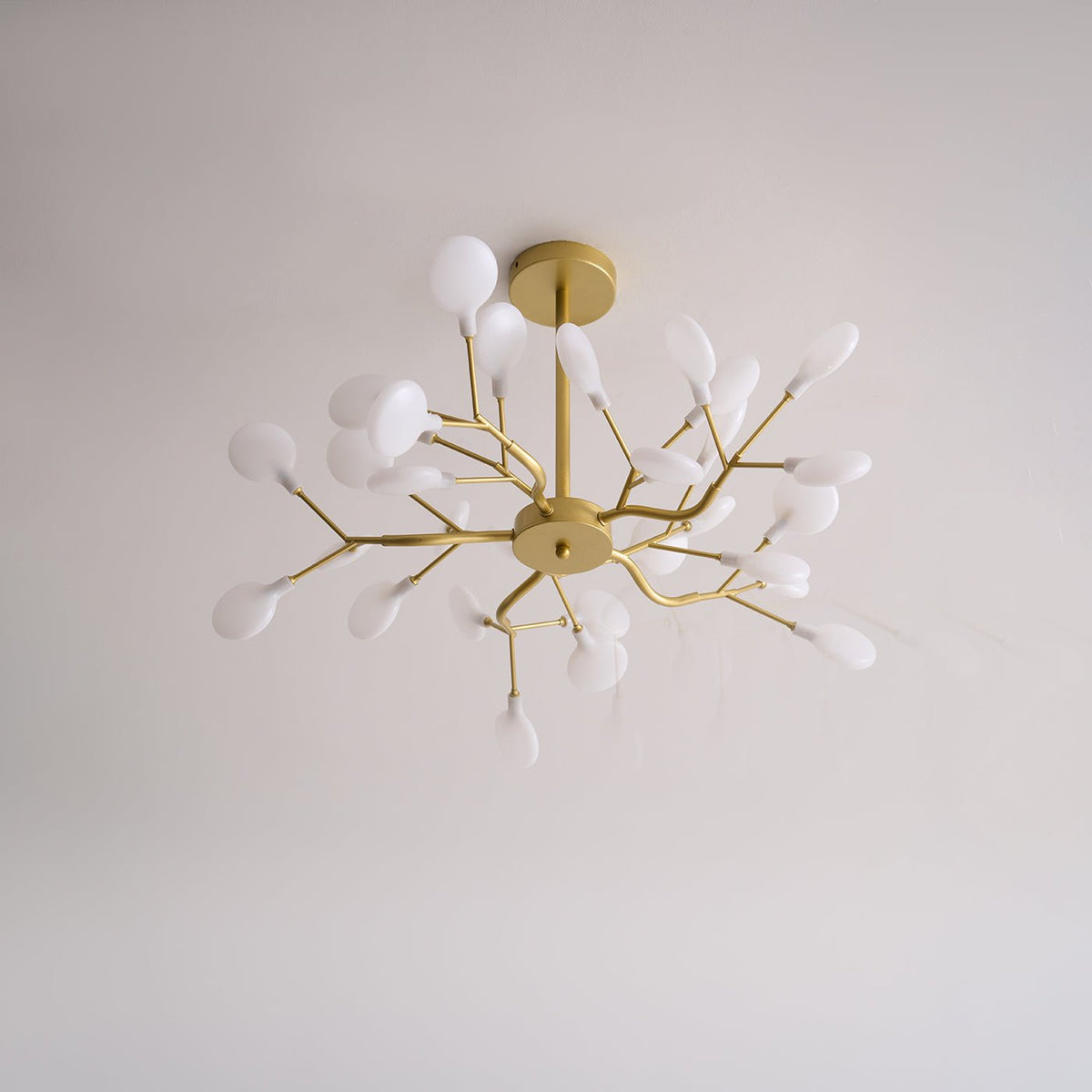 Lámpara de araña LED ramificada, dorada y acrílica, moderna lámpara de techo con varios brazos para comedor, sala de estar, dormitorio, iluminación ajustable