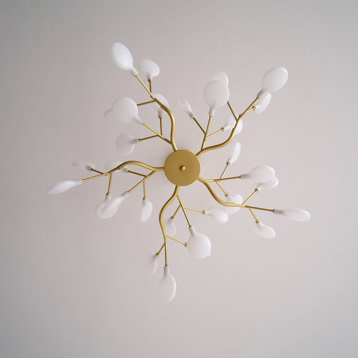 Lámpara de araña LED ramificada, dorada y acrílica, moderna lámpara de techo con varios brazos para comedor, sala de estar, dormitorio, iluminación ajustable