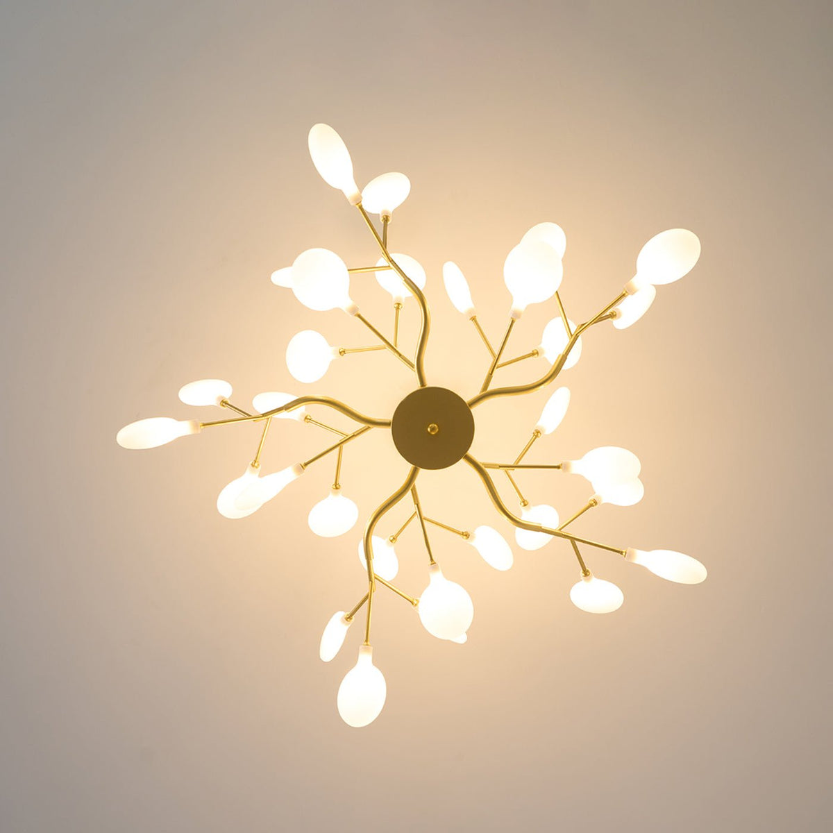 Lámpara de araña LED ramificada, dorada y acrílica, moderna lámpara de techo con varios brazos para comedor, sala de estar, dormitorio, iluminación ajustable