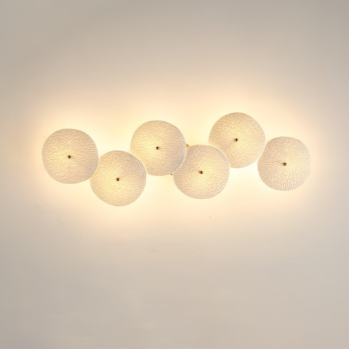 Ceramic Petal Wall Sconce – Floral LED Light with Gold Metal Accents for Hallway, Bedroom & Living Room Decor