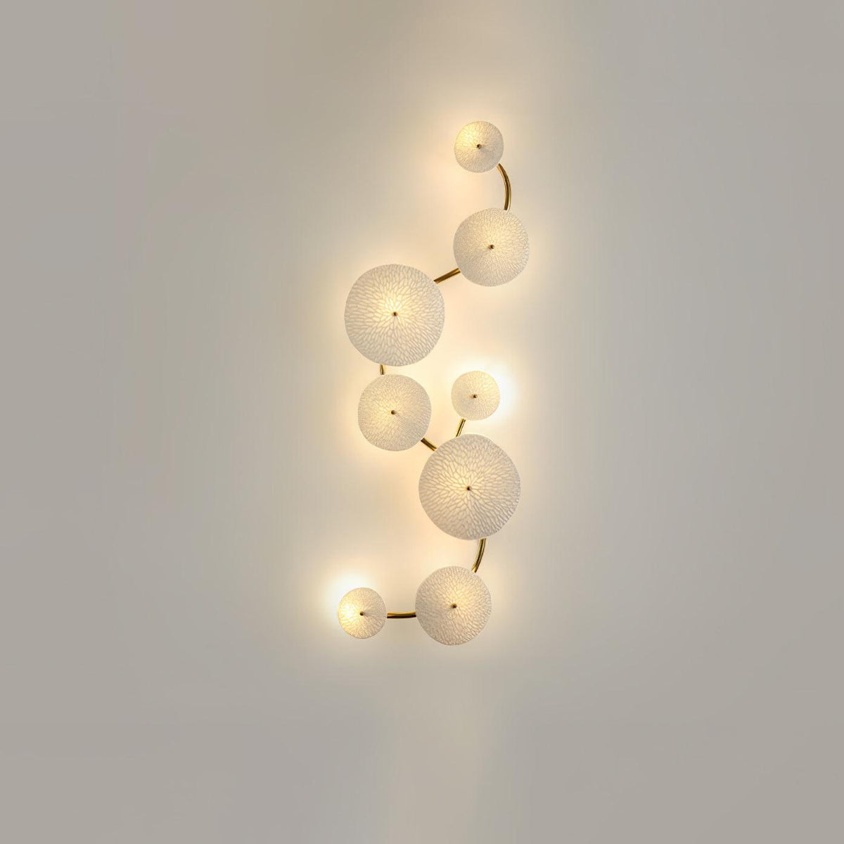 Ceramic Petal Wall Sconce – Floral LED Light with Gold Metal Accents for Hallway, Bedroom & Living Room Decor