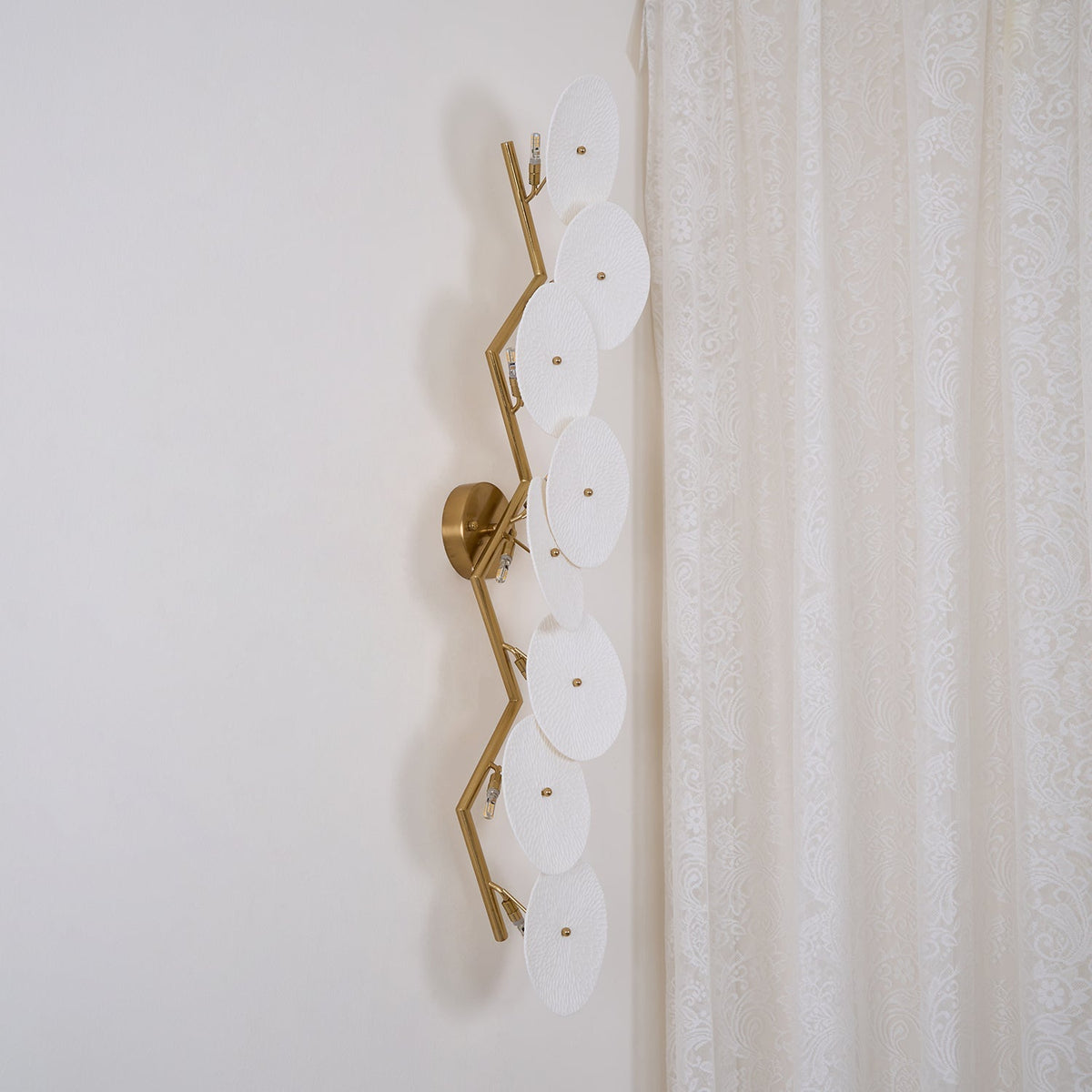 Ceramic Petal Wall Sconce – Floral LED Light with Gold Metal Accents for Hallway, Bedroom & Living Room Decor
