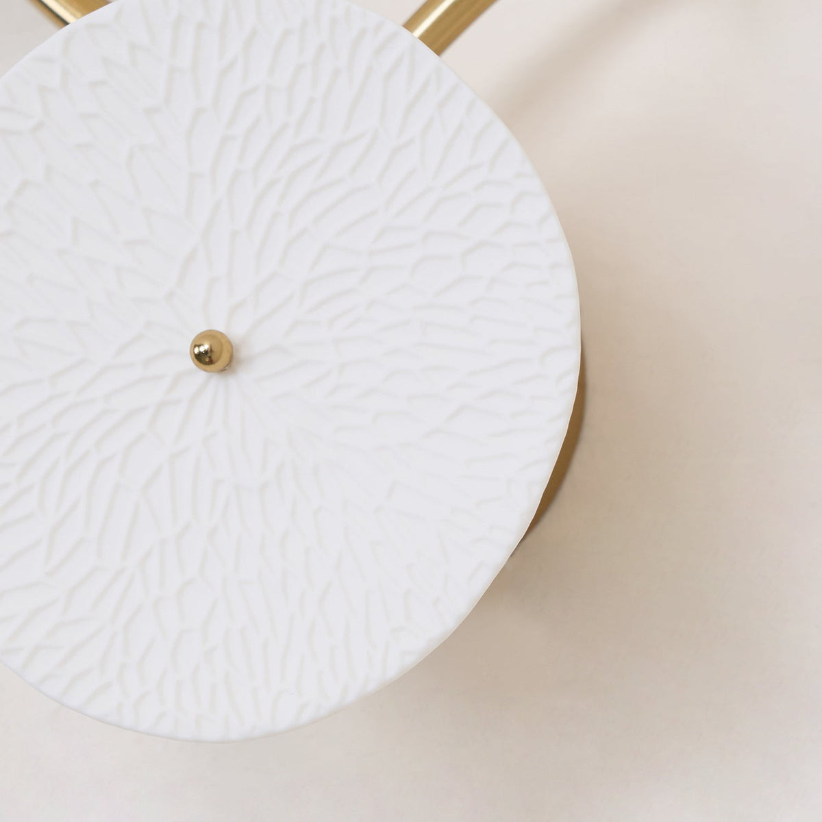 Ceramic Petal Wall Sconce – Floral LED Light with Gold Metal Accents for Hallway, Bedroom & Living Room Decor