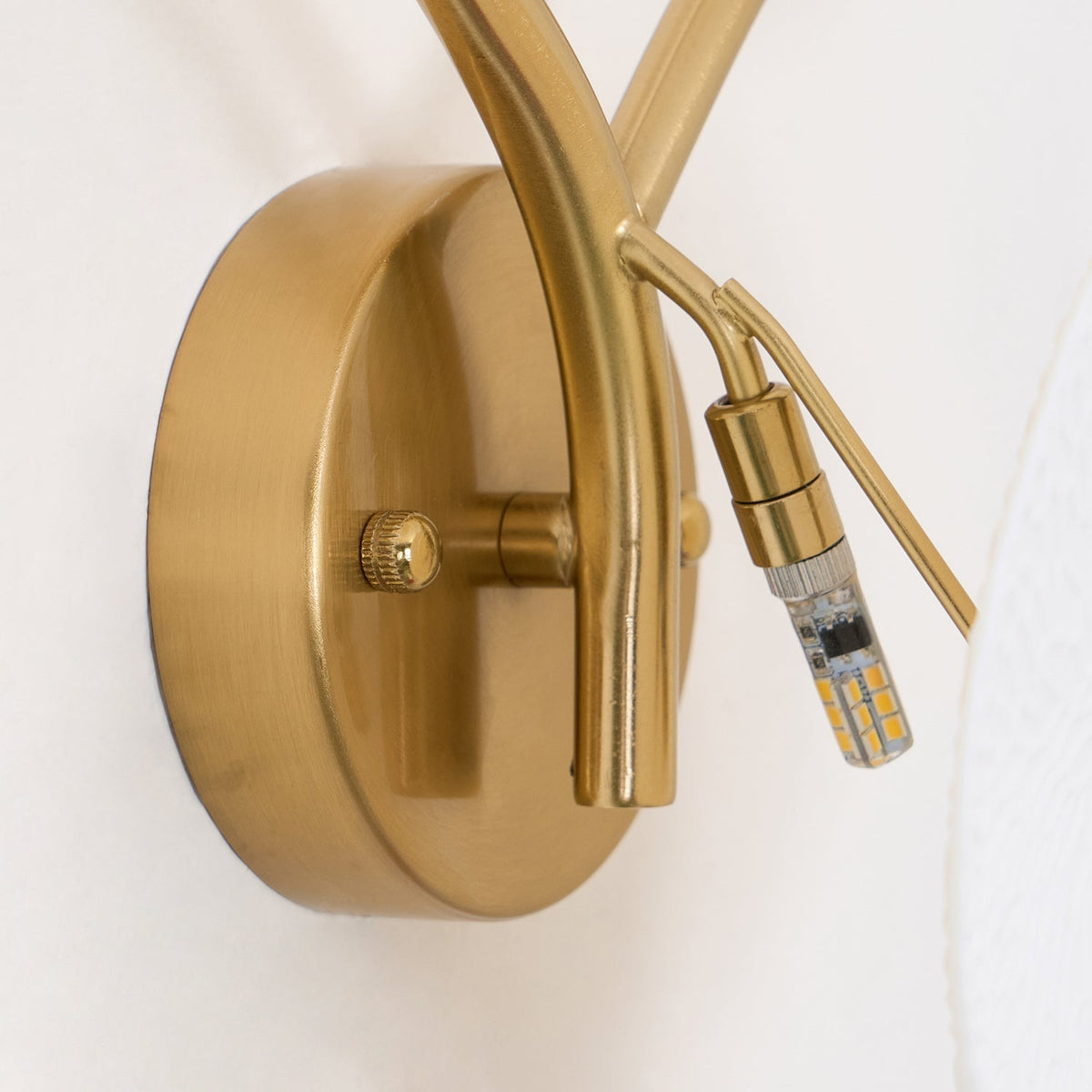 Ceramic Petal Wall Sconce – Floral LED Light with Gold Metal Accents for Hallway, Bedroom & Living Room Decor