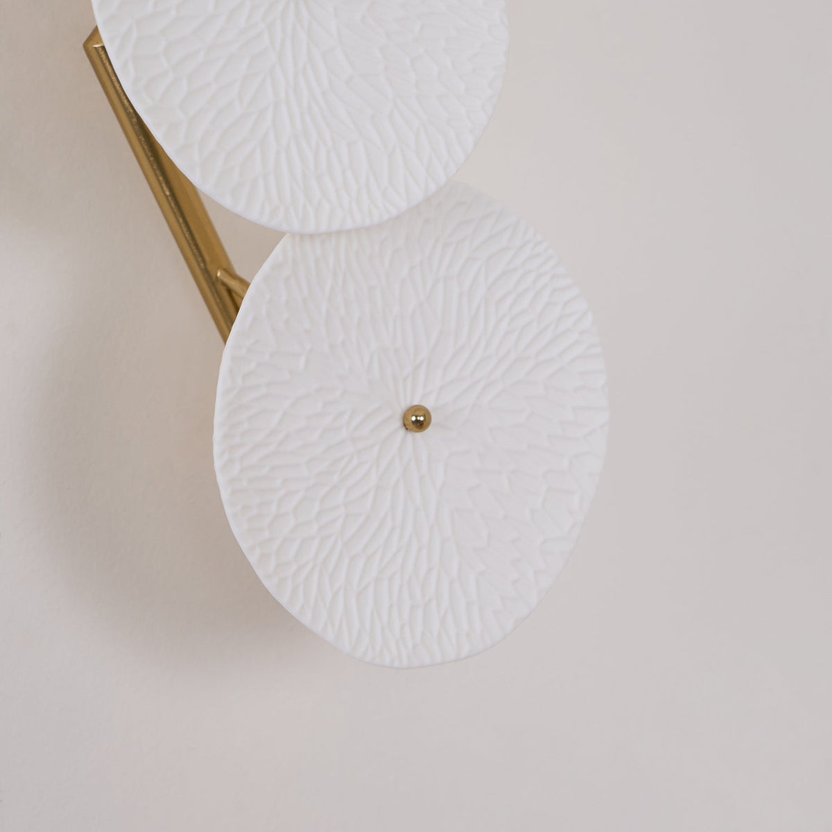 Ceramic Petal Wall Sconce – Floral LED Light with Gold Metal Accents for Hallway, Bedroom & Living Room Decor