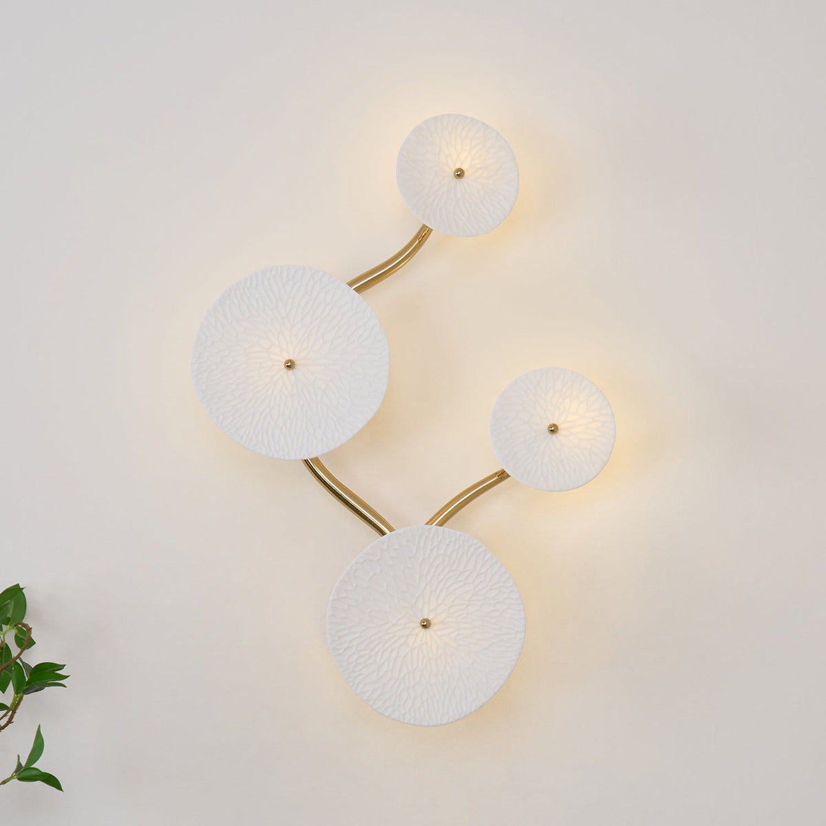 Ceramic Petal Wall Sconce – Floral LED Light with Gold Metal Accents for Hallway, Bedroom & Living Room Decor