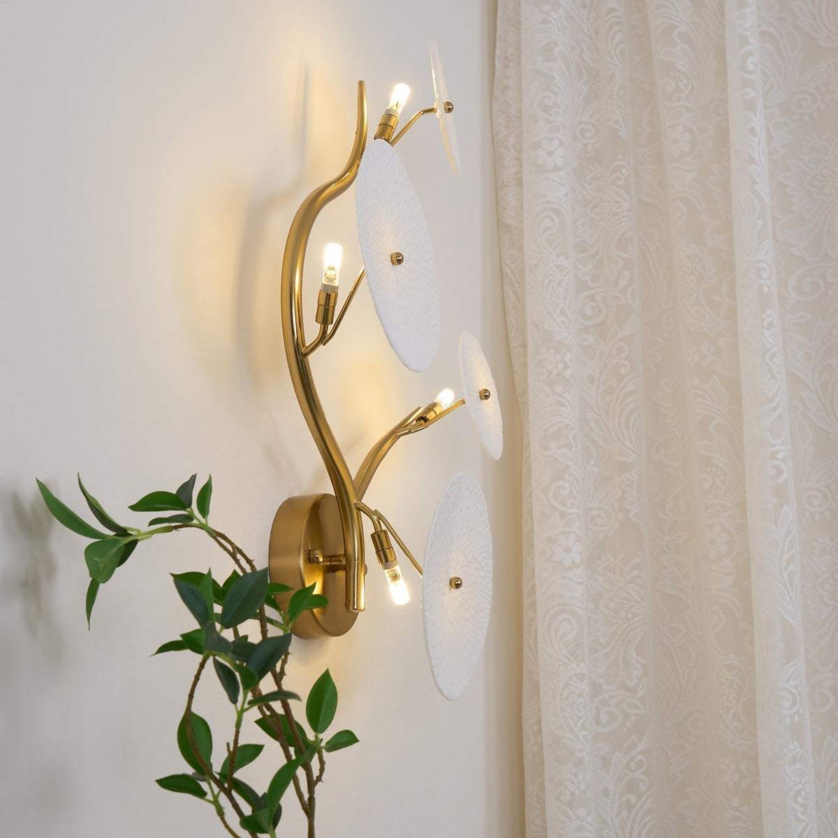 Ceramic Petal Wall Sconce – Floral LED Light with Gold Metal Accents for Hallway, Bedroom & Living Room Decor