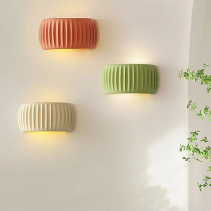 Aplique de pared para dormitorios y pasillos: lámpara decorativa de resina de 9.4 pulgadas en color crema suave, casquillo cableado para interiores modernos, ahorra espacio
