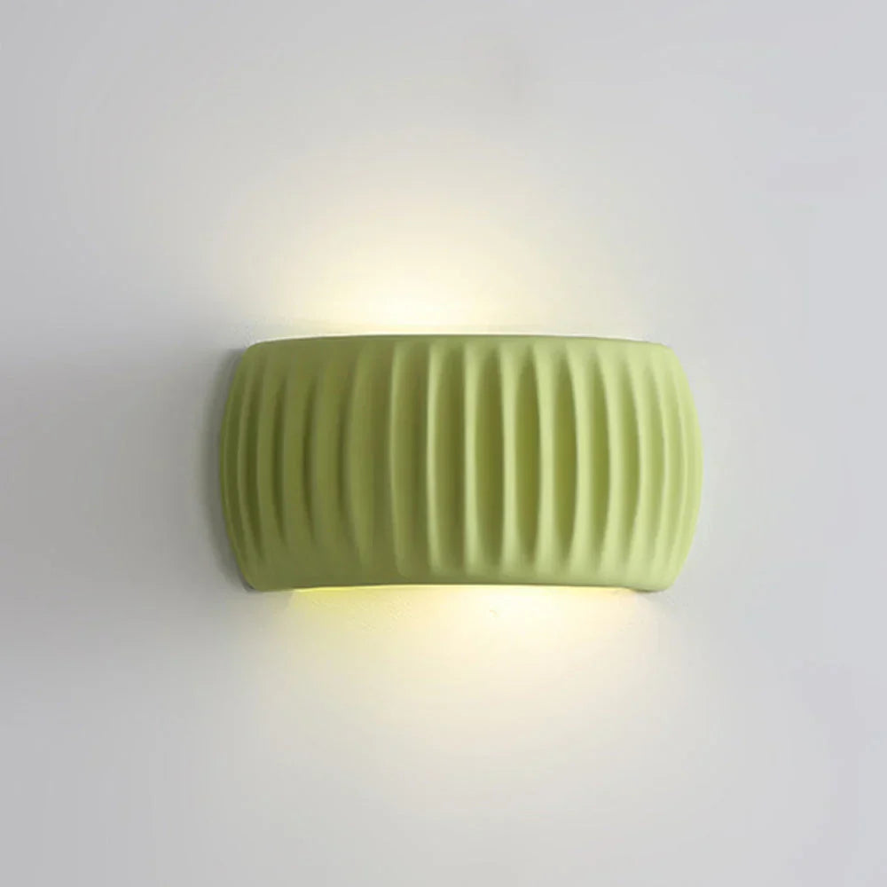 Aplique de pared para dormitorios y pasillos: lámpara decorativa de resina de 9.4 pulgadas en color crema suave, casquillo cableado para interiores modernos, ahorra espacio