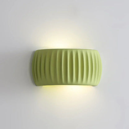 Aplique de pared para dormitorios y pasillos: lámpara decorativa de resina de 9.4 pulgadas en color crema suave, casquillo cableado para interiores modernos, ahorra espacio