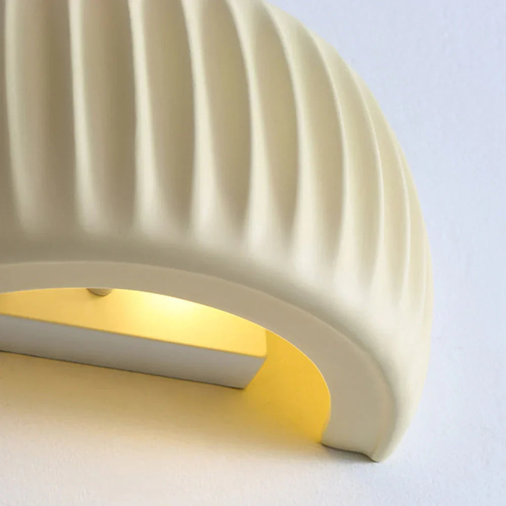 Aplique de pared para dormitorios y pasillos: lámpara decorativa de resina de 9.4 pulgadas en color crema suave, casquillo cableado para interiores modernos, ahorra espacio