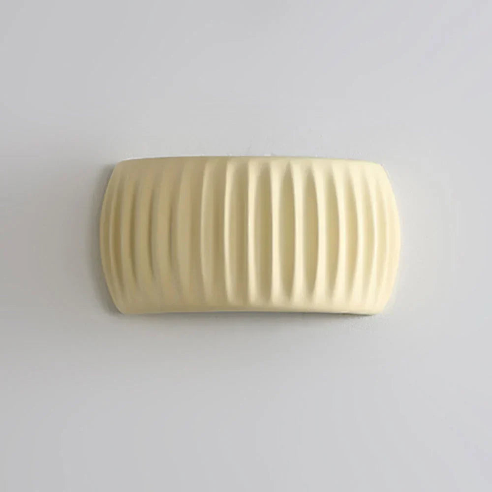 Aplique de pared para dormitorios y pasillos: lámpara decorativa de resina de 9.4 pulgadas en color crema suave, casquillo cableado para interiores modernos, ahorra espacio