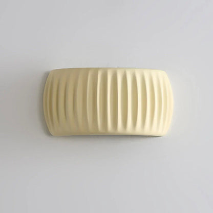 Aplique de pared para dormitorios y pasillos: lámpara decorativa de resina de 9.4 pulgadas en color crema suave, casquillo cableado para interiores modernos, ahorra espacio