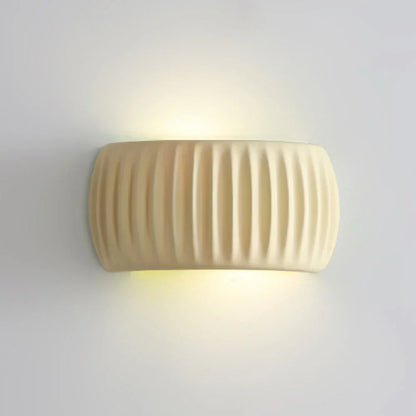 Aplique de pared para dormitorios y pasillos: lámpara decorativa de resina de 9.4 pulgadas en color crema suave, casquillo cableado para interiores modernos, ahorra espacio