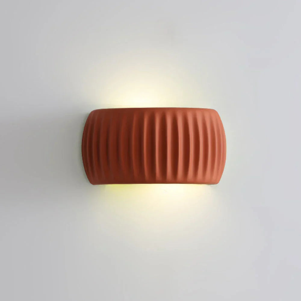 Aplique de pared para dormitorios y pasillos: lámpara decorativa de resina de 9.4 pulgadas en color crema suave, casquillo cableado para interiores modernos, ahorra espacio