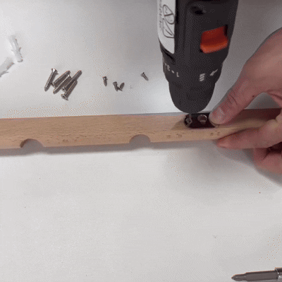 Organizador de pared Maven: Almacenamiento de madera para pared con ganchos para abrigos