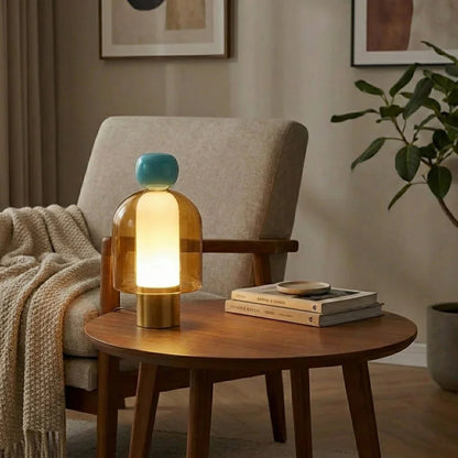 Lámpara de mesa escultural moderna: diseño inalámbrico recargable para dormitorio o escritorio, elegante acabado de vidrio, tamaño compacto, LED regulable