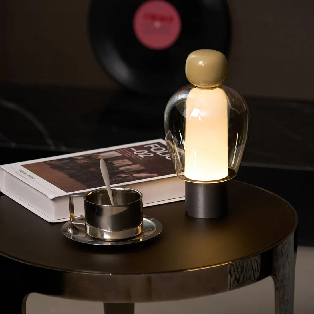 Lámpara de mesa escultural moderna: diseño inalámbrico recargable para dormitorio o escritorio, elegante acabado de vidrio, tamaño compacto, LED regulable