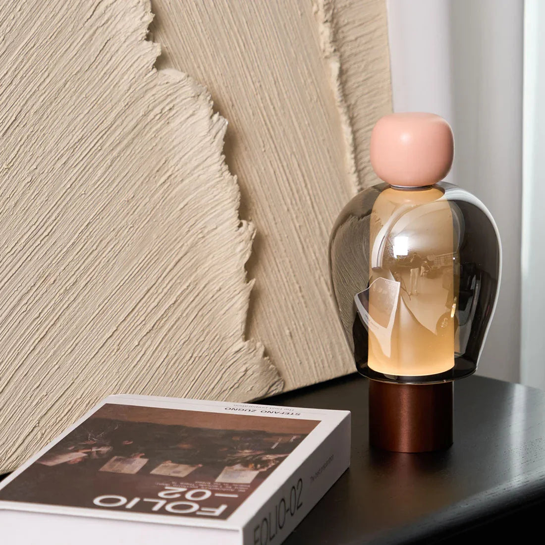 Lámpara de mesa escultural moderna: diseño inalámbrico recargable para dormitorio o escritorio, elegante acabado de vidrio, tamaño compacto, LED regulable