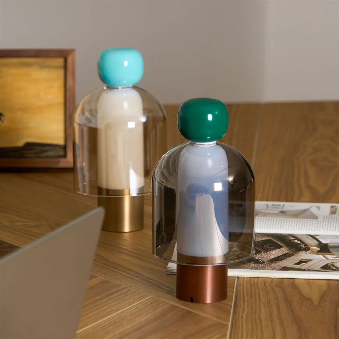 Lámpara de mesa escultural moderna: diseño inalámbrico recargable para dormitorio o escritorio, elegante acabado de vidrio, tamaño compacto, LED regulable
