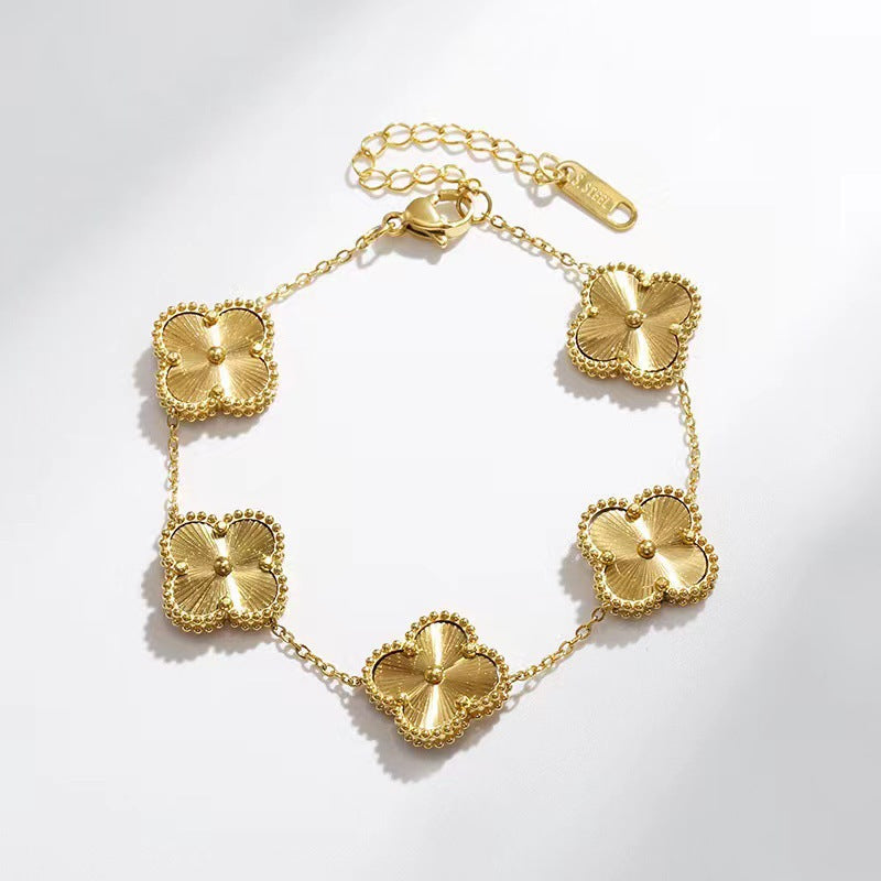 Nature's Charm | Clover Bracelet with Adjustable Chain | Elegant Accessory for Timeless Style