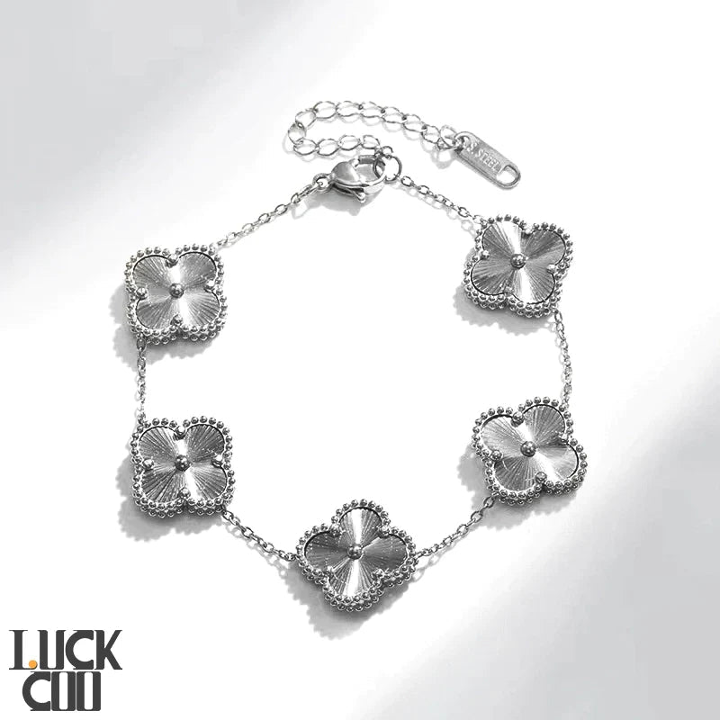 Nature's Charm | Clover Bracelet with Adjustable Chain | Elegant Accessory for Timeless Style