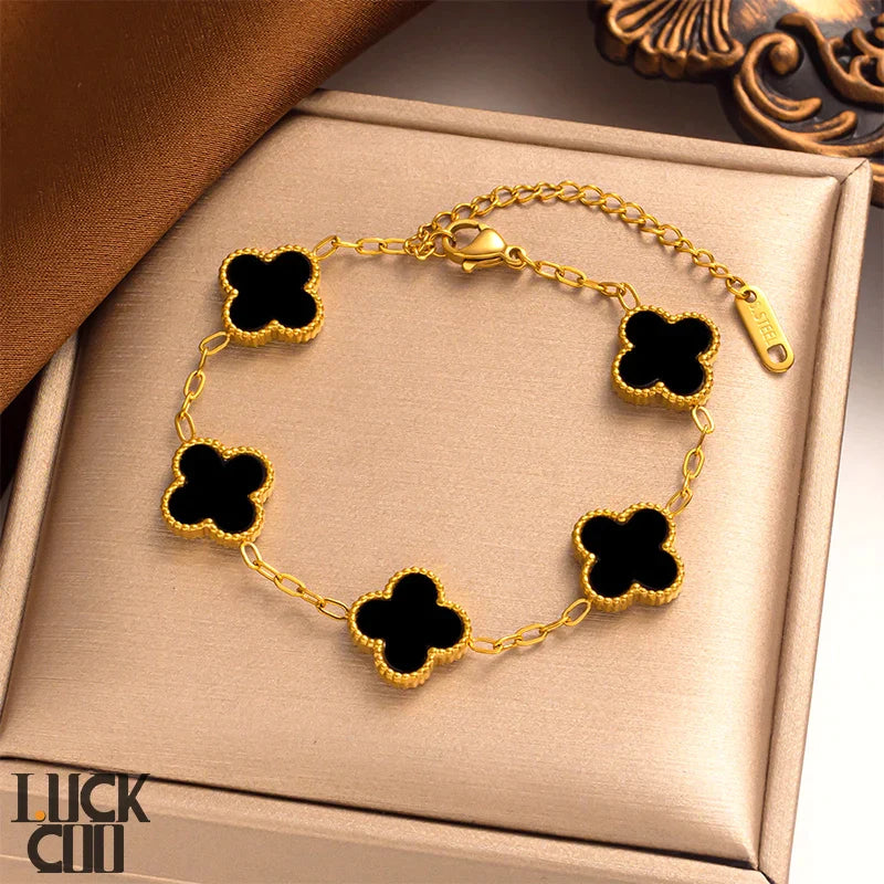 Nature's Charm | Clover Bracelet with Adjustable Chain | Elegant Accessory for Timeless Style